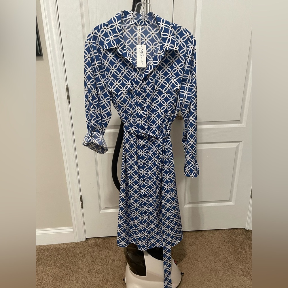 Shirt dress. Buttons. Tie waist.